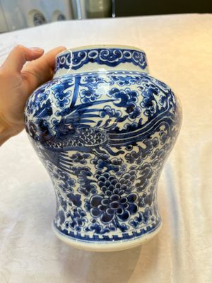 A Chinese blue and white vase, a jar and a covered box, Kangxi — photo 14