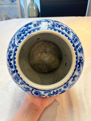 A Chinese blue and white vase, a jar and a covered box, Kangxi — photo 15