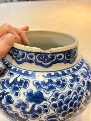A Chinese blue and white vase, a jar and a covered box, Kangxi — photo 17