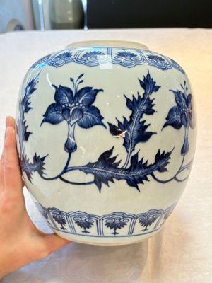 A Chinese blue and white vase, a jar and a covered box, Kangxi — photo 2