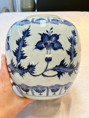 A Chinese blue and white vase, a jar and a covered box, Kangxi — photo 3