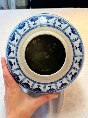 A Chinese blue and white vase, a jar and a covered box, Kangxi — photo 5