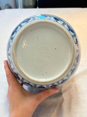 A Chinese blue and white vase, a jar and a covered box, Kangxi — photo 6