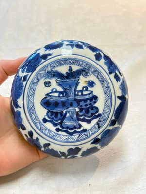 A Chinese blue and white vase, a jar and a covered box, Kangxi — photo 7