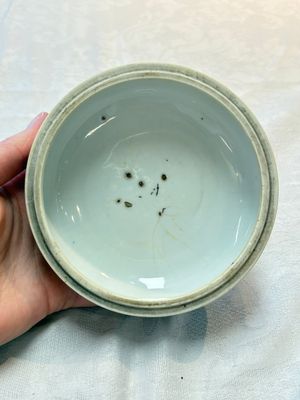 A Chinese blue and white vase, a jar and a covered box, Kangxi — photo 9