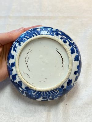 A Chinese blue and white vase, a jar and a covered box, Kangxi — photo 10