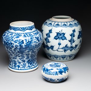 A Chinese blue and white vase, a jar and a covered box, Kangxi — photo 1