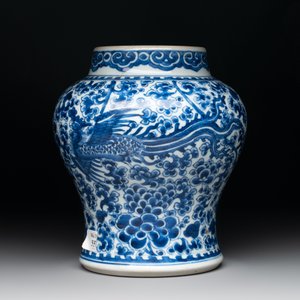 A Chinese blue and white vase, a jar and a covered box, Kangxi — photo 10