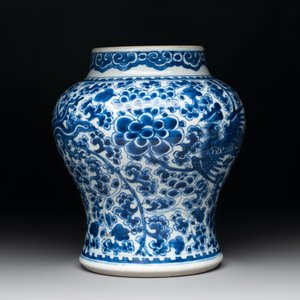 A Chinese blue and white vase, a jar and a covered box, Kangxi — photo 11