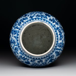 A Chinese blue and white vase, a jar and a covered box, Kangxi — photo 12