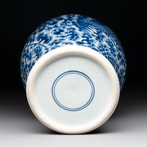 A Chinese blue and white vase, a jar and a covered box, Kangxi — photo 13