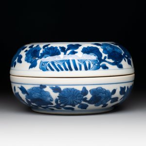 A Chinese blue and white vase, a jar and a covered box, Kangxi — photo 14