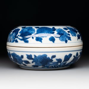 A Chinese blue and white vase, a jar and a covered box, Kangxi — photo 15
