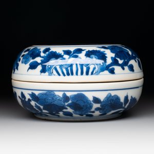 A Chinese blue and white vase, a jar and a covered box, Kangxi — photo 16