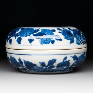A Chinese blue and white vase, a jar and a covered box, Kangxi — photo 17