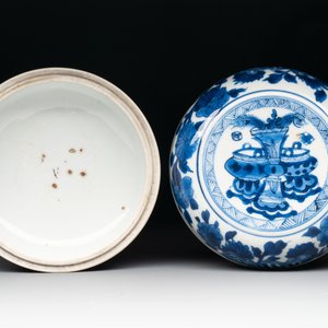 A Chinese blue and white vase, a jar and a covered box, Kangxi — photo 18