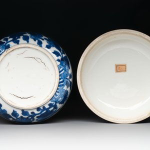 A Chinese blue and white vase, a jar and a covered box, Kangxi — photo 19