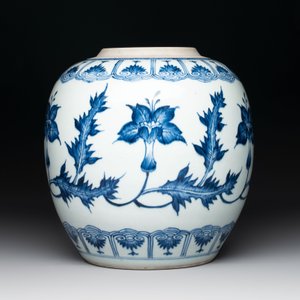 A Chinese blue and white vase, a jar and a covered box, Kangxi — photo 2