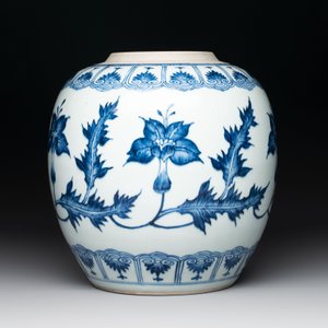 A Chinese blue and white vase, a jar and a covered box, Kangxi — photo 3