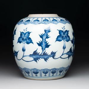 A Chinese blue and white vase, a jar and a covered box, Kangxi — photo 4