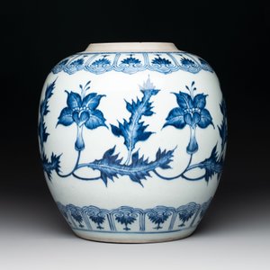 A Chinese blue and white vase, a jar and a covered box, Kangxi — photo 5