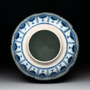 A Chinese blue and white vase, a jar and a covered box, Kangxi — photo 6