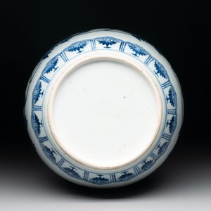 A Chinese blue and white vase, a jar and a covered box, Kangxi — photo 7