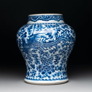 A Chinese blue and white vase, a jar and a covered box, Kangxi — photo 8