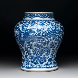 A Chinese blue and white vase, a jar and a covered box, Kangxi — photo 9