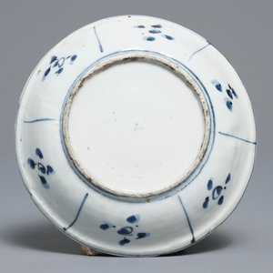 A Chinese blue and white vase, a lobed bowl and a kraak porcelain plate, Wanli — photo 8