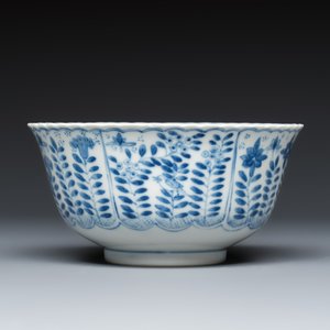 A Chinese blue and white vase and a bowl — photo 11