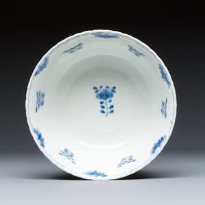 A Chinese blue and white vase and a bowl — photo 12