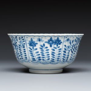 A Chinese blue and white vase and a bowl — photo 8