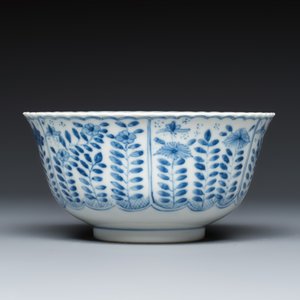 A Chinese blue and white vase and a bowl — photo 9