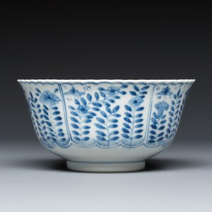 A Chinese blue and white vase and a bowl — photo 10