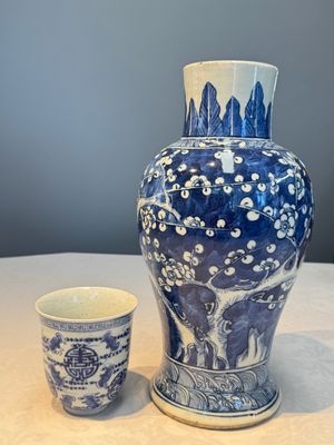 A Chinese blue and white vase and a vessel, 19th C. — photo 1