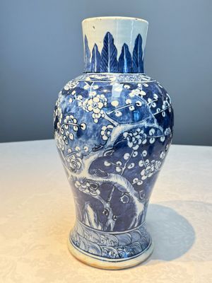 A Chinese blue and white vase and a vessel, 19th C. — photo 17