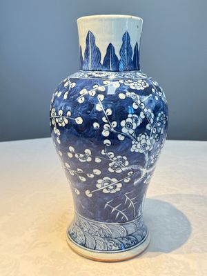 A Chinese blue and white vase and a vessel, 19th C. — photo 18