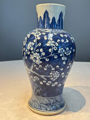 A Chinese blue and white vase and a vessel, 19th C. — photo 19