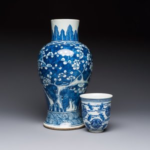 A Chinese blue and white vase and a vessel, 19th C. — photo 1
