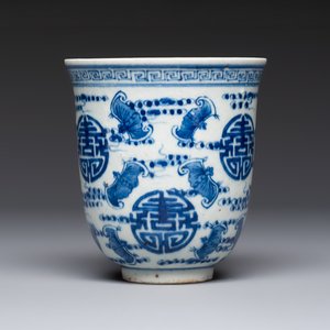A Chinese blue and white vase and a vessel, 19th C. — photo 11