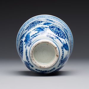 A Chinese blue and white vase and a vessel, 19th C. — photo 13