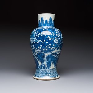 A Chinese blue and white vase and a vessel, 19th C. — photo 2