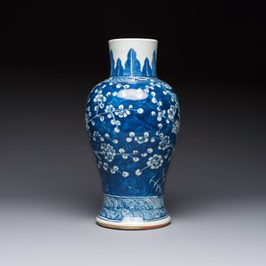 A Chinese blue and white vase and a vessel, 19th C. — photo 4