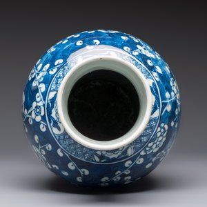 A Chinese blue and white vase and a vessel, 19th C. — photo 6