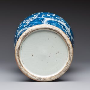 A Chinese blue and white vase and a vessel, 19th C. — photo 7