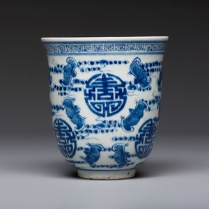 A Chinese blue and white vase and a vessel, 19th C. — photo 8