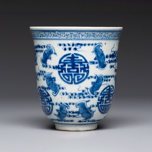 A Chinese blue and white vase and a vessel, 19th C. — photo 9