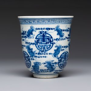 A Chinese blue and white vase and a vessel, 19th C. — photo 10