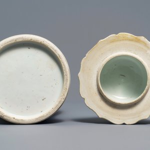 A Chinese blue and white vase and cover, Kangxi — 照片 5
